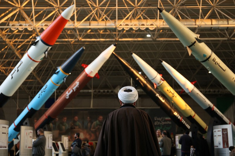 Iran memamerkan sejumlah rudal dan sistem pertahanannya di sebuah museum di Teheran, pada Jumat (15/11) di tengah ketegangan konflik di Timur Tengah. (via REUTERS/Majid Asgaripour) Iran memamerkan sejumlah rudal dan sistem pertahanannya di sebuah museum di Teheran, pada Jumat (15/11) di tengah ketegangan konflik di Timur Tengah. (via REUTERS/Majid Asgaripour)