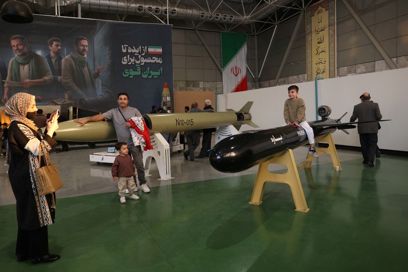 Iran memamerkan sejumlah rudal dan sistem pertahanannya di sebuah museum di Teheran, pada Jumat (15/11) di tengah ketegangan konflik di Timur Tengah. (via REUTERS/Majid Asgaripour) Iran memamerkan sejumlah rudal dan sistem pertahanannya di sebuah museum di Teheran, pada Jumat (15/11) di tengah ketegangan konflik di Timur Tengah. (via REUTERS/Majid Asgaripour)