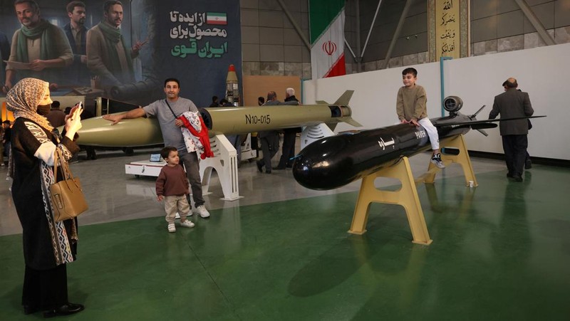 Iran memamerkan sejumlah rudal dan sistem pertahanannya di sebuah museum di Teheran, pada Jumat (15/11) di tengah ketegangan konflik di Timur Tengah. (via REUTERS/Majid Asgaripour)