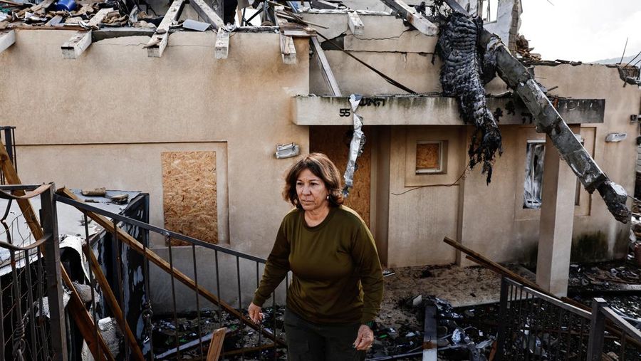 Kelompok Hizbullah membalas serangan Israel ke wilayah Lebanon. Mereka melancarkan serangan artileri terhadap pasukan Israel di seberang perbatasan, tepatnya di Metula yang ada di wilayah Israel bagian utara. (REUTERS/Thomas Peter)