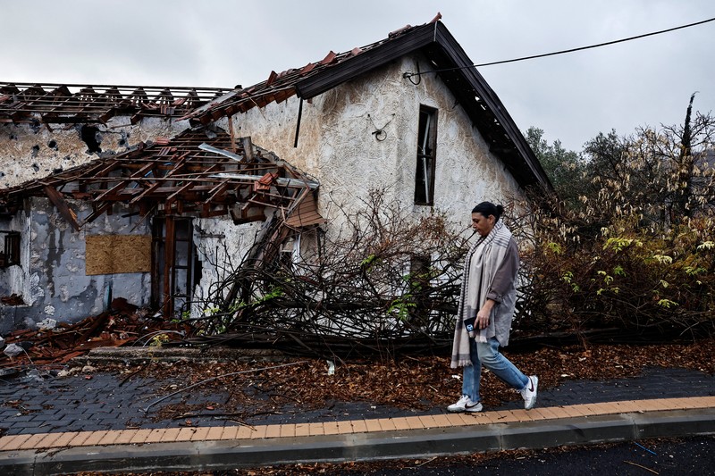 Kelompok Hizbullah membalas serangan Israel ke wilayah Lebanon. Mereka melancarkan serangan artileri terhadap pasukan Israel di seberang perbatasan, tepatnya di Metula yang ada di wilayah Israel bagian utara. (REUTERS/Thomas Peter) Kelompok Hizbullah membalas serangan Israel ke wilayah Lebanon. Mereka melancarkan serangan artileri terhadap pasukan Israel di seberang perbatasan, tepatnya di Metula yang ada di wilayah Israel bagian utara. (REUTERS/Thomas Peter)