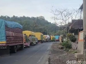 Jalan Poros Maros-Bone di Camba Diaspal, Pengendara Terjebak Macet 4 Jam