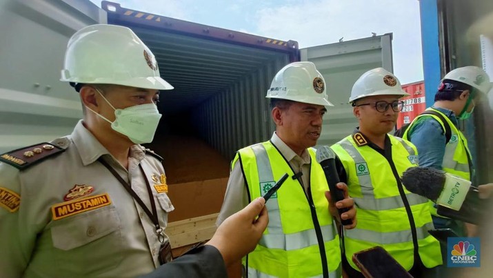 Kepala Balai Besa Karantina Hewan, Ikan, dan Tumbuhan (BBKHIT) DKI Jakarta Amir Hasanuddin (pegang mic) saat acara Bincang Asik Media dan karantina di kantor BBKHIT Jakarta, Selasa (19/11/2024). (CNBC Indonesia/Ferry Sandi)