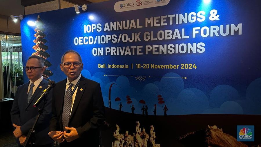 Ketua DK OJK Mahendra Siregar dan Kepala Eksekutif PPDP OJK Ogi Prastomiyono, Padma Hotel Legian, Selasa (19/11/2024). (վ/Zefanya Aprilia)