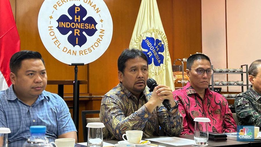 Ketua Umum Perhimpunan Hotel dan Restoran Indonesia (PHRI), Hariyadi Sukamdani saat Konferensi Pers di Hotel Grand Sahid Jakarta, Selasa (19/11/2024). (CNBC Indonesia/Martyasari Rizky)