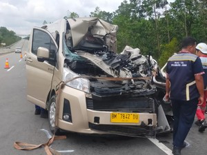 Mobil Travel Tabrak Truk Muatan Besi di Tol Pekanbaru-Dumai Akibat Sopir Ngantuk