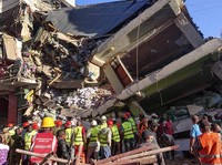 Ngeri! Potret Gedung 4 Lantai Ambruk, 13 Tewas Tertimpa Bangunan