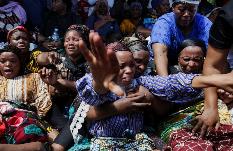 Orang-orang menghadiri lokasi bangunan yang runtuh di Dar es Salaam, Tanzania, Minggu, 17 November 2024. Orang-orang menghadiri lokasi bangunan yang runtuh di Dar es Salaam, Tanzania, Minggu, 17 November 2024. (AP Photo/Steven Genya)
