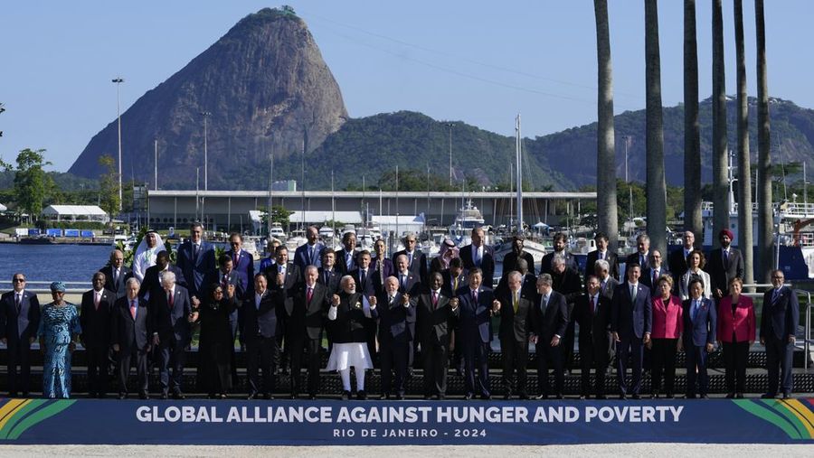 Para pemimpin yang menghadiri KTT G20 berpose untuk foto bersama di Rio de Janeiro, Senin, 18 November 2024. (AP Photo/Eraldo Peres)