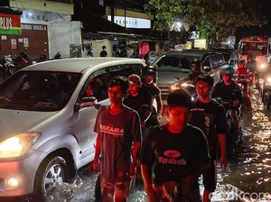 Jalanan di Semarang Masih Tergenang Malam Ini, Bikin Lalin Macet