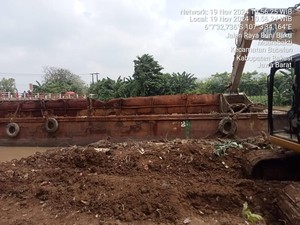 Penampakan Kapal Tongkang yang Hanyut hingga Tersangkut Jembatan Kali CBL