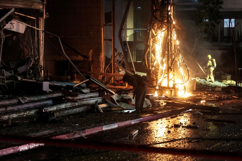 Petugas keamanan dan penyelamat bekerja di lokasi kejadian di mana sebuah bus dan bangunan terkena serangan roket dari Lebanon menuju Israel di Ramat Gan di Israel tengah, 18 November 2024. Petugas keamanan dan penyelamat bekerja di lokasi kejadian di mana sebuah bus dan bangunan terkena serangan roket dari Lebanon menuju Israel di Ramat Gan di Israel tengah, 18 November 2024. (REUTERS/Itai Ron)