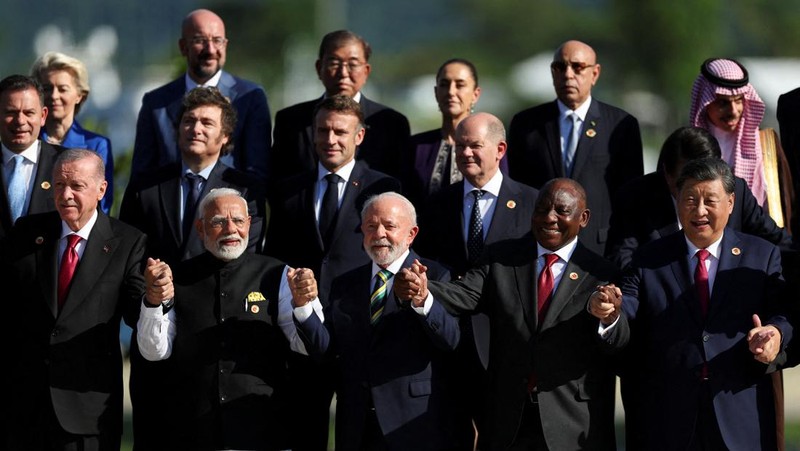 Para pemimpin G20 menghadiri acara peluncuran Aliansi Global Melawan Kelaparan dan Kemiskinan pada KTT G20 di Museum Seni Modern di Rio de Janeiro, Brasil pada Senin, 18 November 2024. (REUTERS/Leah Millis)