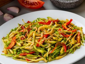 Resep Tumis Bunga Pepaya dan Teri yang Renyah Pedas