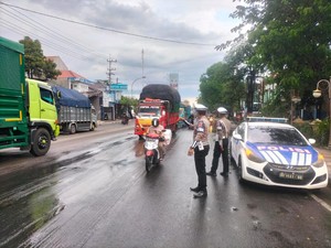 Parkir Liar Kerap Bikin Macet, Polres Lamongan Tilang Kendaraan
