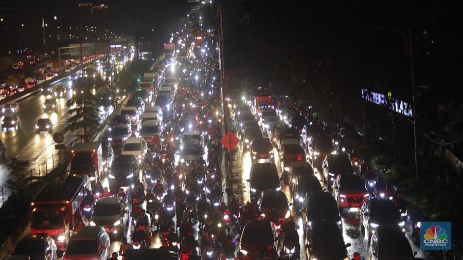 Suasana kemacetan di sepanjang jalan TB Simatupang, Jakarta, Selasa, (19/11/2024). Jalan TB Simatupang, Jakarta Selatan (Jaksel), macet parah imbas banjir di Cilandak. Warga mengeluh kemacetan ini menambah lelahnya sehabis pulang kerja. (վ/Muhammad Sabki)