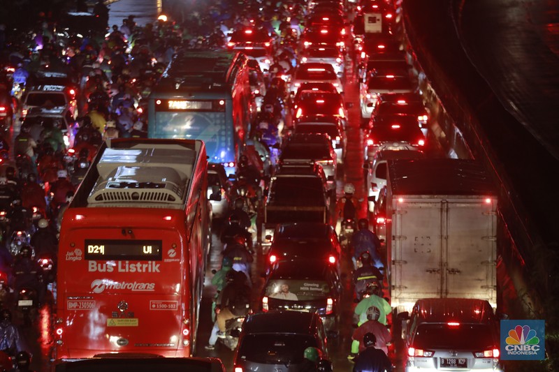 Suasana kemacetan di sepanjang jalan TB Simatupang, Jakarta, Selasa, (19/11/2024). Jalan TB Simatupang, Jakarta Selatan (Jaksel), macet parah imbas banjir di Cilandak. Warga mengeluh kemacetan ini menambah lelahnya sehabis pulang kerja. (վ/Muhammad Sabki)