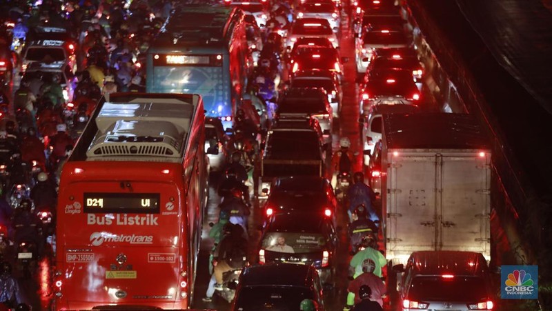 Suasana kemacetan di sepanjang jalan TB Simatupang, Jakarta, Selasa, (19/11/2024). Jalan TB Simatupang, Jakarta Selatan (Jaksel), macet parah imbas banjir di Cilandak. Warga mengeluh kemacetan ini menambah lelahnya sehabis pulang kerja. (CNBC Indonesia/Muhammad Sabki)