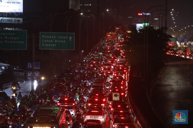 Suasana kemacetan di sepanjang jalan TB Simatupang, Jakarta, Selasa, (19/11/2024). Jalan TB Simatupang, Jakarta Selatan (Jaksel), macet parah imbas banjir di Cilandak. Warga mengeluh kemacetan ini menambah lelahnya sehabis pulang kerja. (վ/Muhammad Sabki)
