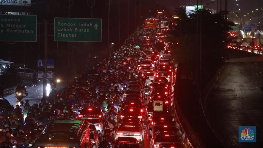 Suasana kemacetan di sepanjang jalan TB Simatupang, Jakarta, Selasa, (19/11/2024). Jalan TB Simatupang, Jakarta Selatan (Jaksel), macet parah imbas banjir di Cilandak. Warga mengeluh kemacetan ini menambah lelahnya sehabis pulang kerja. (վ/Muhammad Sabki)
