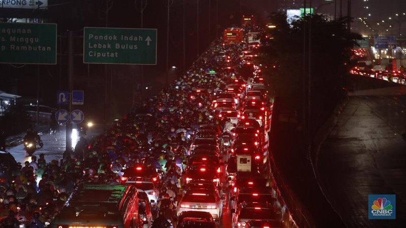 Suasana kemacetan di sepanjang jalan TB Simatupang, Jakarta, Selasa, (19/11/2024). Jalan TB Simatupang, Jakarta Selatan (Jaksel), macet parah imbas banjir di Cilandak. Warga mengeluh kemacetan ini menambah lelahnya sehabis pulang kerja. (CNBC Indonesia/Muhammad Sabki)