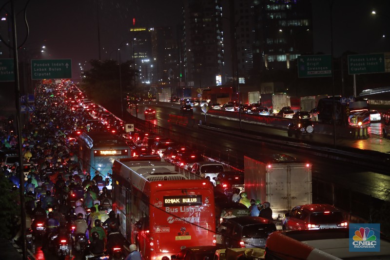 Suasana kemacetan di sepanjang jalan TB Simatupang, Jakarta, Selasa, (19/11/2024). Jalan TB Simatupang, Jakarta Selatan (Jaksel), macet parah imbas banjir di Cilandak. Warga mengeluh kemacetan ini menambah lelahnya sehabis pulang kerja. (վ/Muhammad Sabki)