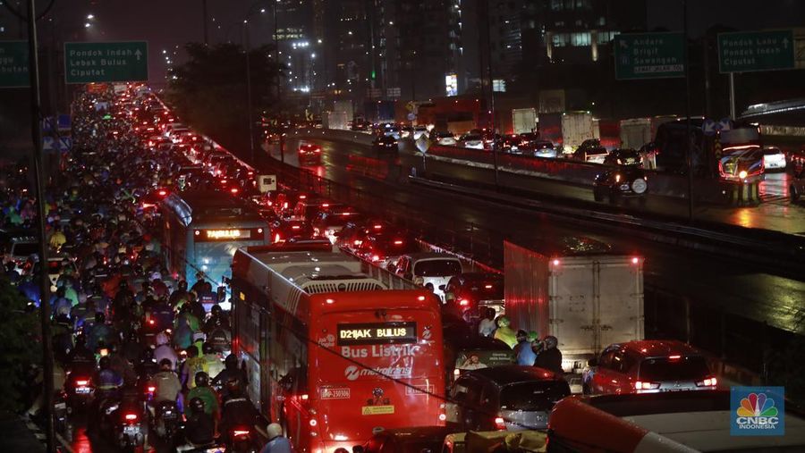 Suasana kemacetan di sepanjang jalan TB Simatupang, Jakarta, Selasa, (19/11/2024). Jalan TB Simatupang, Jakarta Selatan (Jaksel), macet parah imbas banjir di Cilandak. Warga mengeluh kemacetan ini menambah lelahnya sehabis pulang kerja. (վ/Muhammad Sabki)