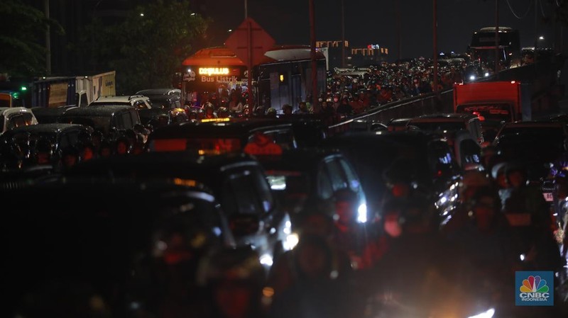 Suasana kemacetan di sepanjang jalan TB Simatupang, Jakarta, Selasa, (19/11/2024). Jalan TB Simatupang, Jakarta Selatan (Jaksel), macet parah imbas banjir di Cilandak. Warga mengeluh kemacetan ini menambah lelahnya sehabis pulang kerja. (CNBC Indonesia/Muhammad Sabki)