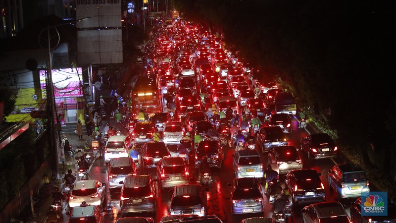 Suasana kemacetan di sepanjang jalan TB Simatupang, Jakarta, Selasa, (19/11/2024). Jalan TB Simatupang, Jakarta Selatan (Jaksel), macet parah imbas banjir di Cilandak. Warga mengeluh kemacetan ini menambah lelahnya sehabis pulang kerja. (վ/Muhammad Sabki)