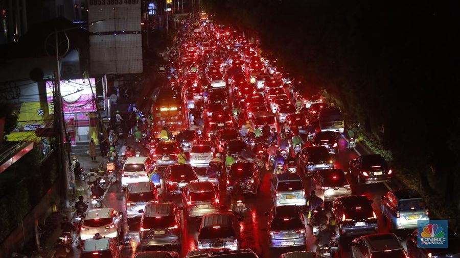 Suasana kemacetan di sepanjang jalan TB Simatupang, Jakarta, Selasa, (19/11/2024). Jalan TB Simatupang, Jakarta Selatan (Jaksel), macet parah imbas banjir di Cilandak. Warga mengeluh kemacetan ini menambah lelahnya sehabis pulang kerja. (վ/Muhammad Sabki)