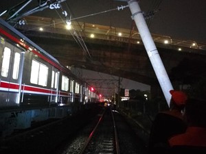 Penampakan Tiang LAA Miring Diduga Kabel Dicuri Sampai Tersangkut di KA