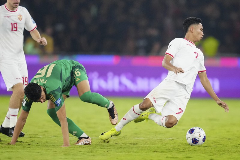 Tim Nasional (Timnas) Indonesia berhasil unggul atas Arab Saudi dalam Kualifikasi Piala Dunia 2026 Zona Asia pada Selasa (19/11/2024). (AP Photo/Tatan Syuflana)