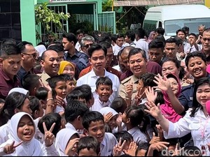 Momen Gibran Sapa Warga-Bagikan Susu Saat Tinjau Makan Bergizi di Jakbar