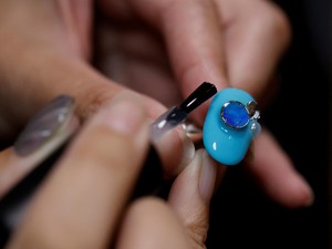 Kisah Wanita Nyaris Tak Tertolong saat Serangan Jantung gegara Kuku Palsu
