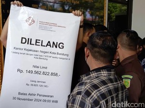 Cekcok Warnai Aksi Tuntutan Korban DNA Pro di Kejari Kota Bandung