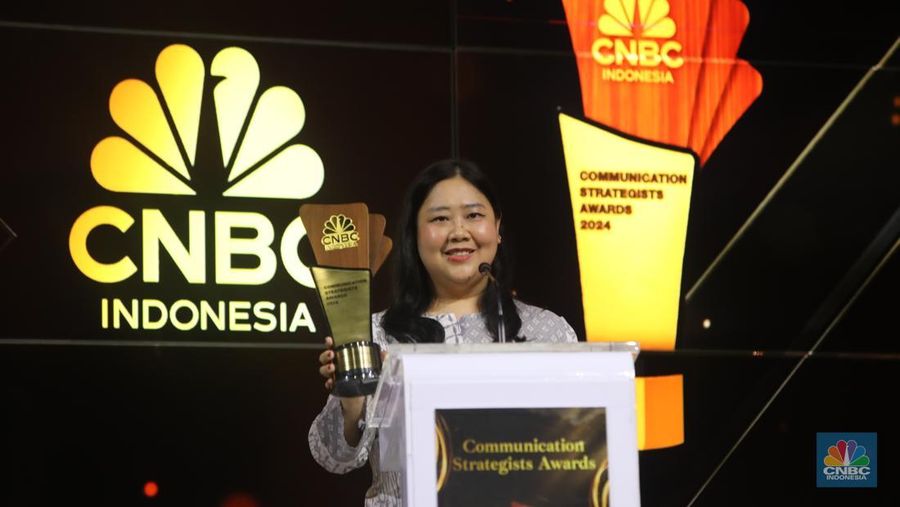 Assistant Vice President Brand & Campaign Management, Digital Group Bank Mandiri, Evelin Winter saat menerima penghargaan dalam acara Communication Strategist Awards di Jakarta, Rabu (20/11/2024). (CNBC Indonesia/Faisal Rahman)