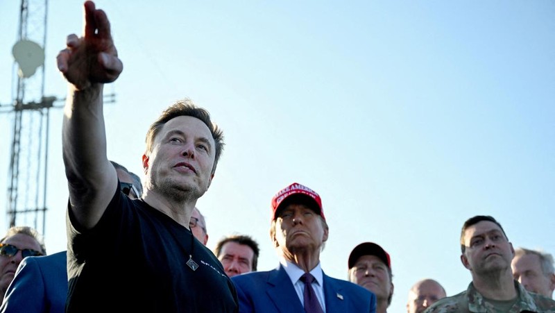 Presiden terpilih AS Donald Trump menyaksikan peluncuran uji terbang keenam roket SpaceX Starship, di Brownsville, Texas, AS, 19 November 2024. (Brandon Bell/Pool via REUTERS)