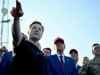 Potret Donald Trump Hadiri Peluncuran Roket SpaceX Elon Musk