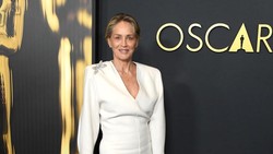 Sharon Stone Tanpa Makeup di Usia 66, Tampilkan Wajah Asli di Karpet Merah