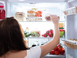 5 Langkah Membersihkan Kulkas Pakai Soda Kue, Mudah dan Efektif