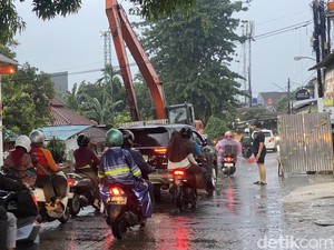 Jalur Menyempit Ditambah Hujan, Jalan Tanah Baru Depok Macet Sore Tadi