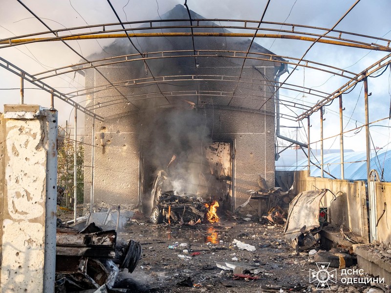 Kawasan permukiman rusak parah akibat serangan rudal Rusia, di tengah serangan Rusia terhadap Ukraina di Odesa, 17 November 2024. (via REUTERS/STATE EMERGENCY SERVICE OF UKRAI)