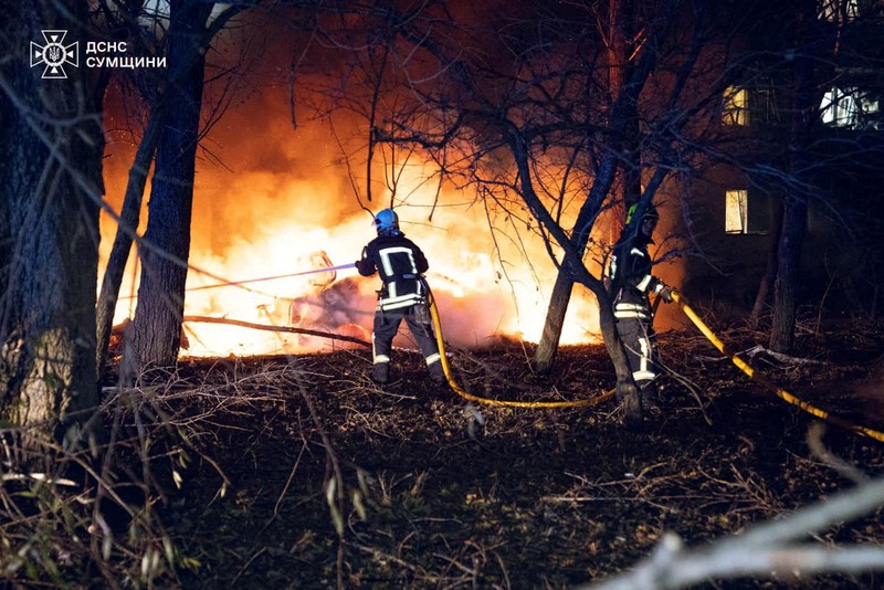 Kawasan permukiman rusak parah akibat serangan rudal Rusia, di tengah serangan Rusia terhadap Ukraina di Odesa, 17 November 2024. (via REUTERS/STATE EMERGENCY SERVICE OF UKRAI)