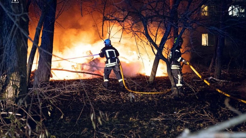 Kawasan permukiman rusak parah akibat serangan rudal Rusia, di tengah serangan Rusia terhadap Ukraina di Odesa, 17 November 2024. (via REUTERS/STATE EMERGENCY SERVICE OF UKRAI)