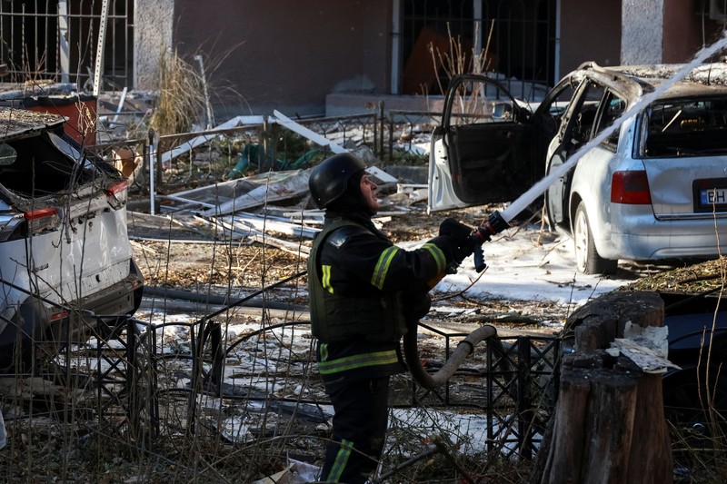 Kawasan permukiman rusak parah akibat serangan rudal Rusia, di tengah serangan Rusia terhadap Ukraina di Odesa, 17 November 2024. (via REUTERS/STATE EMERGENCY SERVICE OF UKRAI)