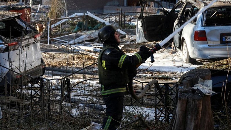 Kawasan permukiman rusak parah akibat serangan rudal Rusia, di tengah serangan Rusia terhadap Ukraina di Odesa, 17 November 2024. (via REUTERS/STATE EMERGENCY SERVICE OF UKRAI)