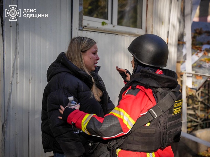 Kawasan permukiman rusak parah akibat serangan rudal Rusia, di tengah serangan Rusia terhadap Ukraina di Odesa, 17 November 2024. (via REUTERS/STATE EMERGENCY SERVICE OF UKRAI)