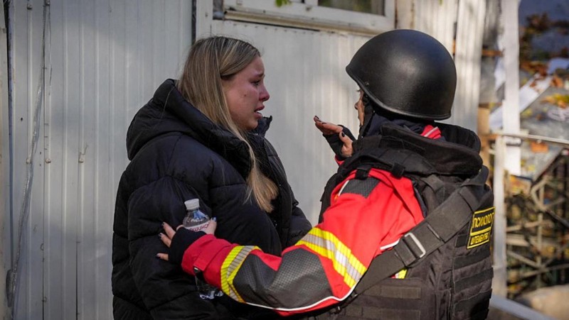 Kawasan permukiman rusak parah akibat serangan rudal Rusia, di tengah serangan Rusia terhadap Ukraina di Odesa, 17 November 2024. (via REUTERS/STATE EMERGENCY SERVICE OF UKRAI)