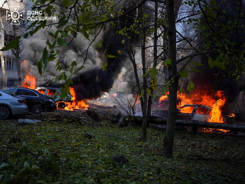 Kawasan permukiman rusak parah akibat serangan rudal Rusia, di tengah serangan Rusia terhadap Ukraina di Odesa, 17 November 2024. (via REUTERS/STATE EMERGENCY SERVICE OF UKRAI) Kawasan permukiman rusak parah akibat serangan rudal Rusia, di tengah serangan Rusia terhadap Ukraina di Odesa, 17 November 2024. (via REUTERS/STATE EMERGENCY SERVICE OF UKRAI)