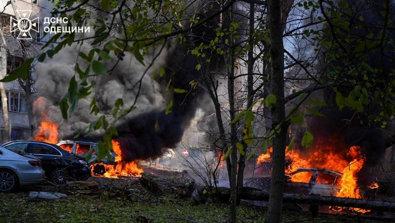 Kawasan permukiman rusak parah akibat serangan rudal Rusia, di tengah serangan Rusia terhadap Ukraina di Odesa, 17 November 2024. (via REUTERS/STATE EMERGENCY SERVICE OF UKRAI)